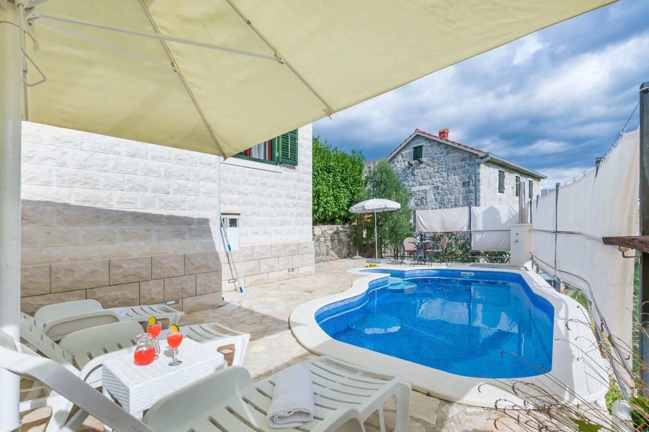 Villa Holiday Home Zvecanje エクステリア 写真