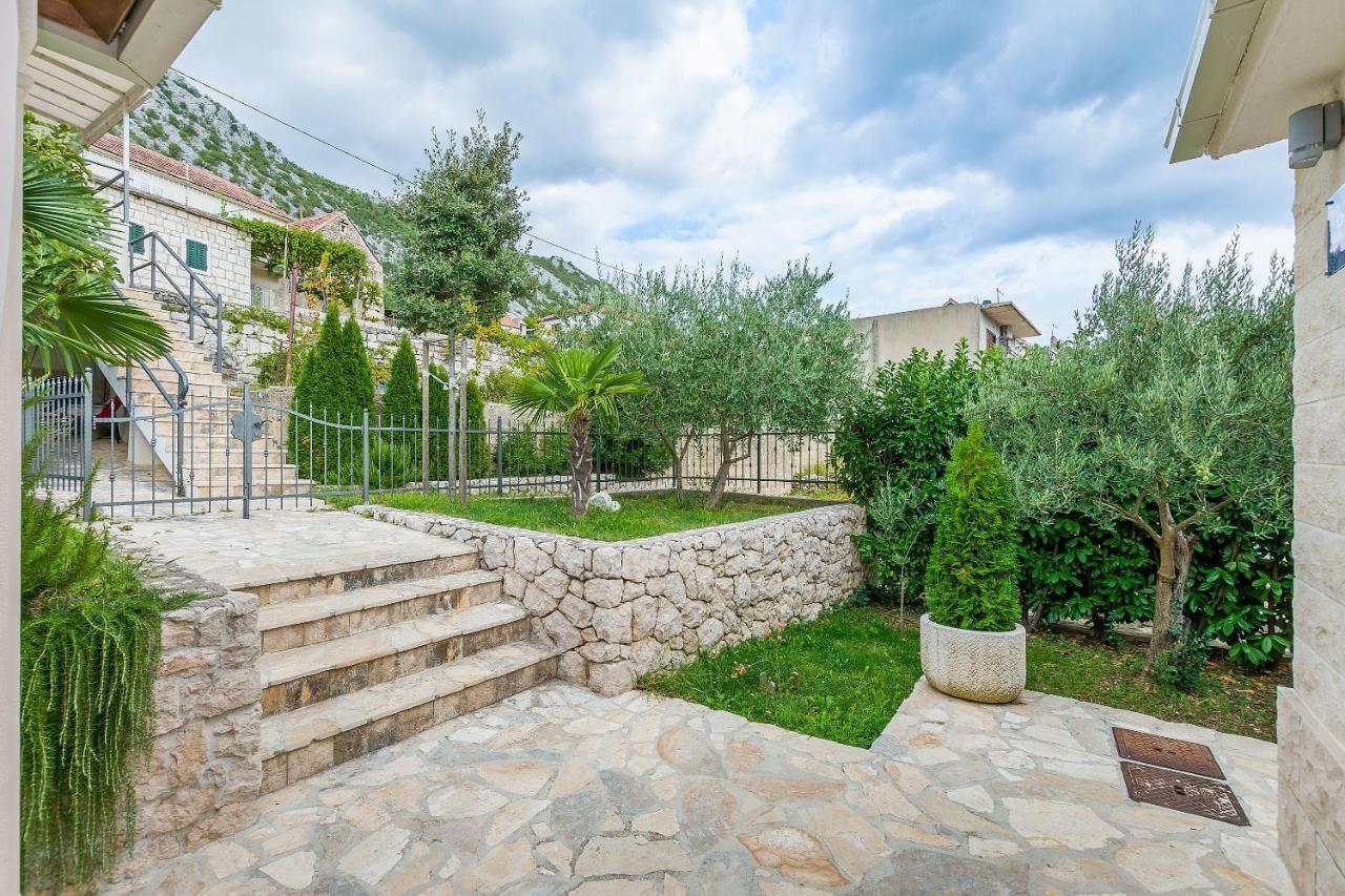 Villa Holiday Home Zvecanje エクステリア 写真